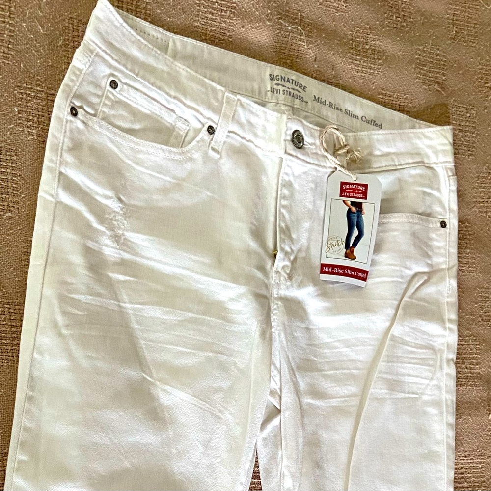 Signature Mid-Rise Slim Cuffed White Levi’s 12